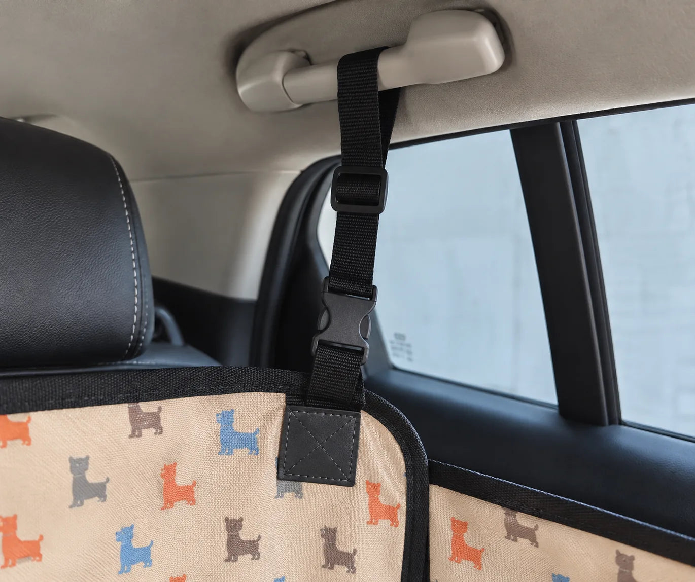 Adjustable side strap clipped to a roof grab handle